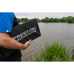 Preston Fold Away Unhooking Mat - Faltbare Abhakmatte 75x50x2 Cm 13 Preston Fold Away Unhooking Mat - Faltbare Abhakmatte 75x50x2 Cm -Professionelles Angelausrüstungsgeschäft Preston Fold Away Unhooking Mat P013013120281029